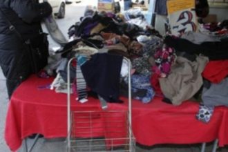 Αιγιάλεια - Απίστευτο περιστατικό: Είδε στην λαϊκή να πωλούνται τα ρούχα που του είχαν ...κλέψει!