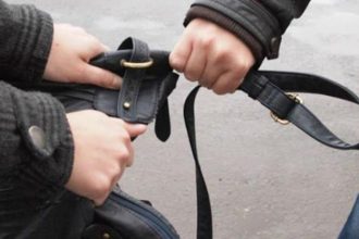 Ζευγάρι με μοτοσικλέτα απείλησε με μαχαίρι πεζή και της άρπαξαν την τσάντα