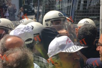 Ξύλο, χημικά και φιέστα για την ιδιωτικοποίηση του ΟΛΠ! Ήρθαν στα χέρια ΜΑΤ και λιμενεργάτες - ΔΕΙΤΕ ΒΙΝΤΕΟ