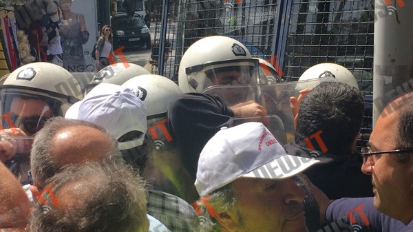 Ξύλο, χημικά και φιέστα για την ιδιωτικοποίηση του ΟΛΠ! Ήρθαν στα χέρια ΜΑΤ και λιμενεργάτες - ΔΕΙΤΕ ΒΙΝΤΕΟ