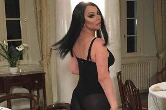 Αγνώριστη η Μαράια Κάρεϊ - Με κορακί μαλλί και καυτό κορμάκι