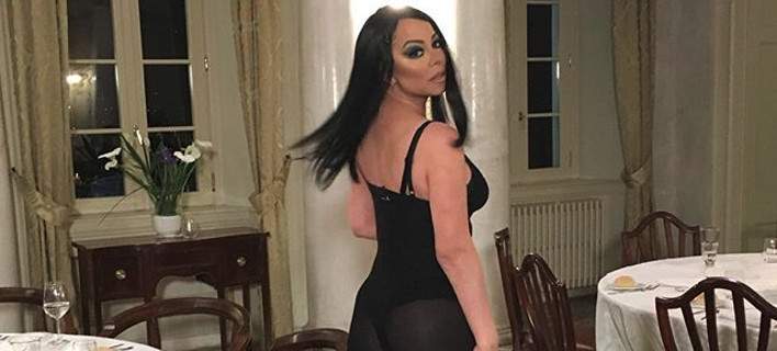 Αγνώριστη η Μαράια Κάρεϊ - Με κορακί μαλλί και καυτό κορμάκι