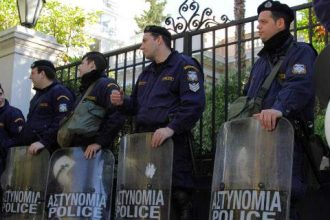 Εριξαν μολότοφ στα ΜΑΤ έξω από το τουρκικό προξενείο στη Θεσσαλονίκη