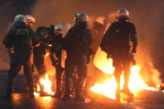 Επίθεση από αγνώστους με μολότοφ κατά διμοιρίας των ΜΑΤ