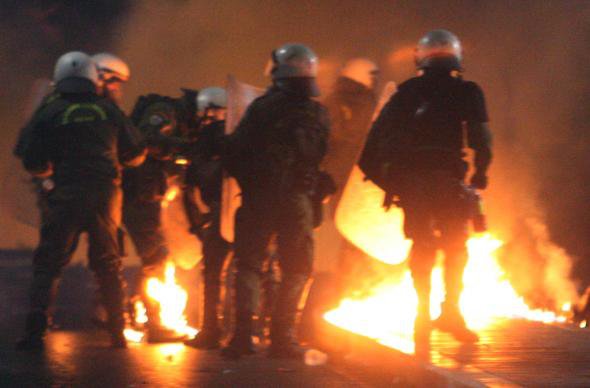 Επίθεση από αγνώστους με μολότοφ κατά διμοιρίας των ΜΑΤ