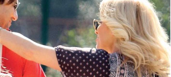 Ο φακός «συνέλαβε» τη Μενεγάκη να... χουφτώνει τον Μάκη Παντζόπουλο - ΦΩΤΟΓΡΑΦΙΑ