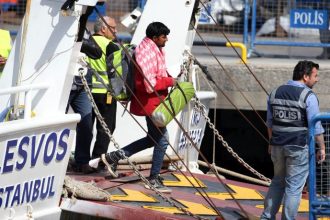 Αναβάλλονται μέχρι την Παρασκευή οι επαναεισδοχές μεταναστών στην Τουρκία