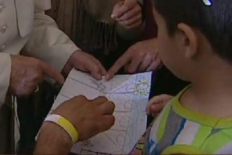 Zωγραφιές έδωσαν τα προσφυγόπουλα στον Πάπα