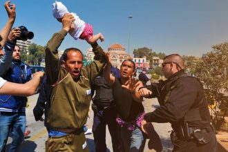 Απίστευτες σκηνές στον Πειραιά! Μετανάστης απείλησε να πετάξει το μωρό του - ΔΕΙΤΕ ΒΙΝΤΕΟ