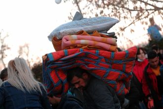 ΤΩΡΑ - Ξεσηκωμός στον Πειραιά - Πρόσφυγες με σκηνές φεύγουν με κατεύθυνση την Πλατεία Συντάγματος