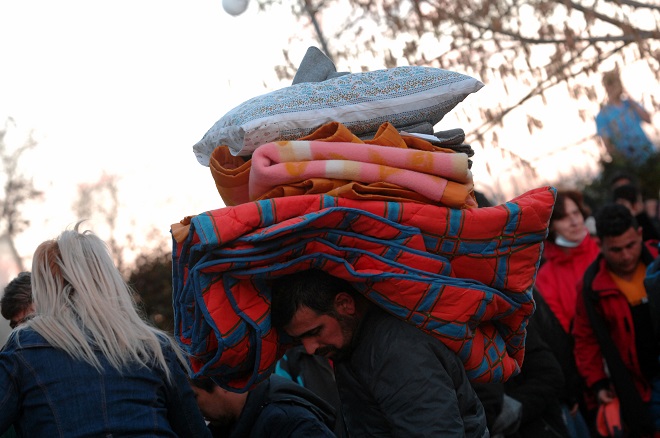 ΤΩΡΑ - Ξεσηκωμός στον Πειραιά - Πρόσφυγες με σκηνές φεύγουν με κατεύθυνση την Πλατεία Συντάγματος