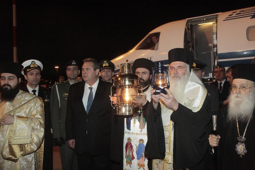 Με τιμές Αρχηγού Κράτους το Άγιος Φως στην Αθήνα - Έφτασε στο "Ελ. Βενιζέλος" - BINTEO