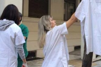 Συγκέντρωση διαμαρτυρίας νοσηλευτών με λευκές μπλούζες και «ματωμένα» γάντια