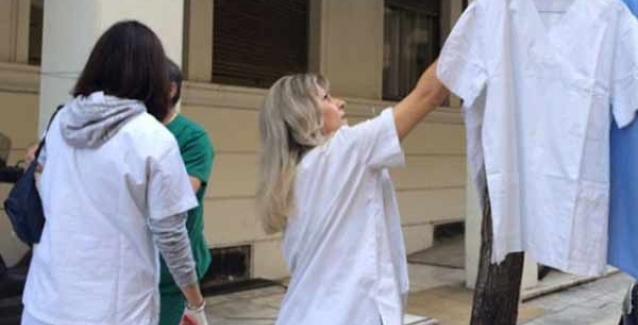 Συγκέντρωση διαμαρτυρίας νοσηλευτών με λευκές μπλούζες και «ματωμένα» γάντια