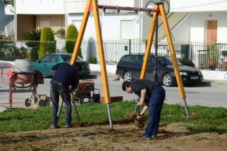 Πάτρα: Καθαρίζονται από χόρτα οι παιδικές χαρές
