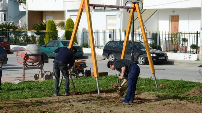 Πάτρα: Καθαρίζονται από χόρτα οι παιδικές χαρές