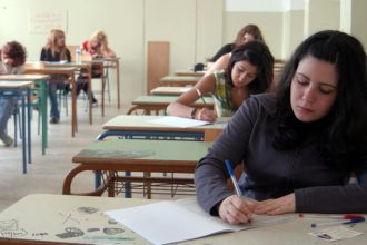 Πανελλήνιες: Προβλέπεται πτώση των βάσεων πριν ακόμη γίνουν οι εξετάσεις