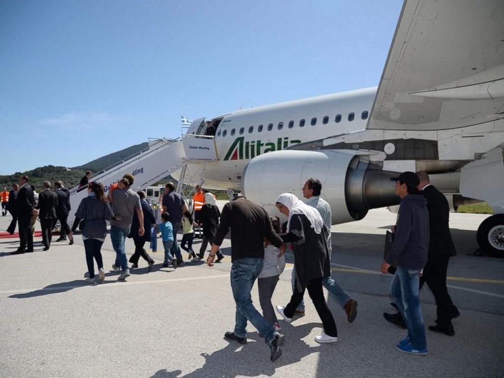«Ο Πάπας μας έδωσε ξανά ζωή» -Συγκινημένοι οι πρόσφυγες που πήρε από την Ελλάδα