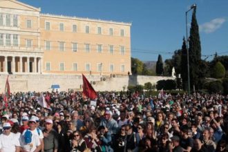 Μεγαλειώδης η συναυλία στο Σύνταγμα για την υποδοχή της πορείας ανεργίας του Δήμου Πατρέων - ΒΙΝΤΕΟ