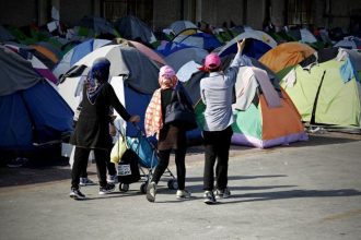 Στους 4.500 οι πρόσφυγες – μετανάστες που παραμένουν στον Πειραιά