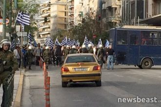 ΤΩΡΑ: Συμπλοκή μεταξύ αντιεξουσιαστών και Χρυσής Αυγής στον Πειραιά - ΦΩΤΟΓΡΑΦΙΕΣ