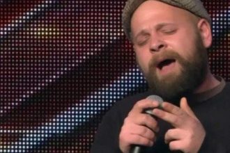 Ο άστεγος που συγκλόνισε στο X-Factor - Η απίστευτη ερμηνεία του Αλέξανδρου Πιτσάνη - ΔΕΙΤΕ ΒΙΝΤΕΟ