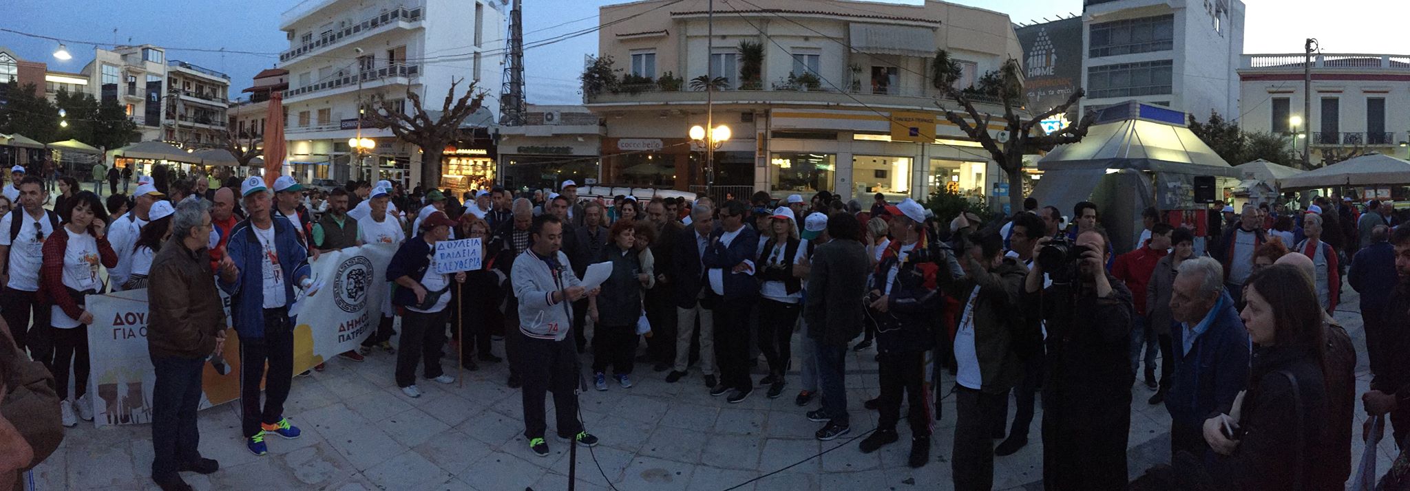 Με ενθουσιασμό και χειροκροτήματα υποδέχτηκαν στο Αίγιο τους συμμετέχοντες στην πορεία για Αθήνα!