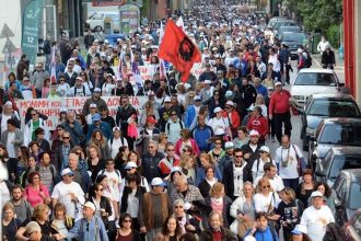 Πάτρα: Συνολικά 25 λεωφορεία αναχώρησαν για το Χαϊδάρι - Στο Σύνταγμα θα καταλήξει στις 6 το απόγευμα η μεγάλη πορεία αγώνα κατά της ανεργίας