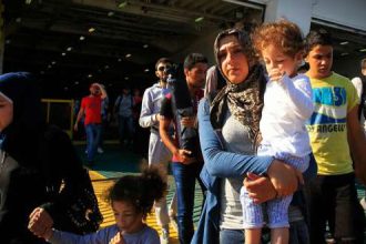 Guardian: Δουλέμποροι υπόσχονται σε πρόσφυγες μεταφορά στην Ιταλία αυτό το Σαββατοκύριακο