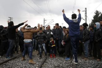 ΤΩΡΑ - Νέα ένταση με χημικά και επεισόδια στην Ειδομένη