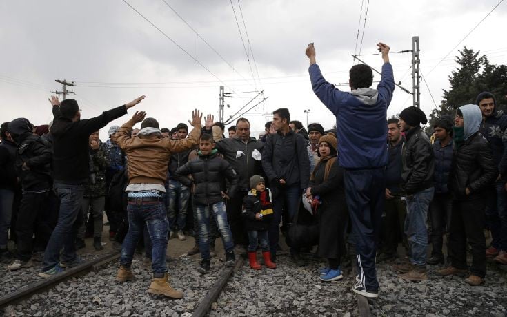 ΤΩΡΑ - Νέα ένταση με χημικά και επεισόδια στην Ειδομένη