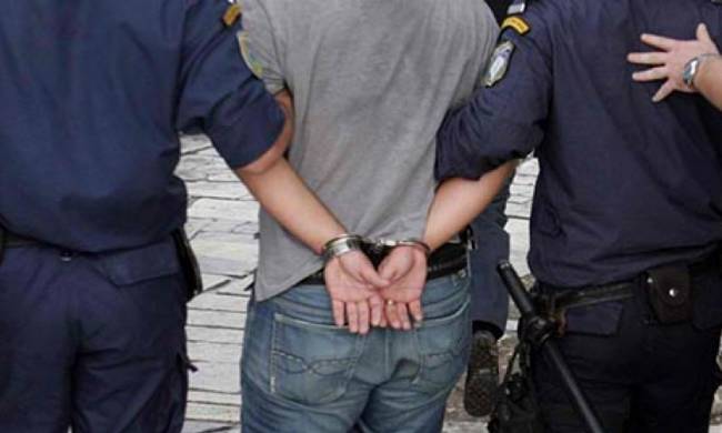 Πάτρα: Βγαίνουν μαχαίρια και λοστοί για ασήμαντη αφορμή - Κλωτσιές, μπουνιές και αιματηρά επεισόδια