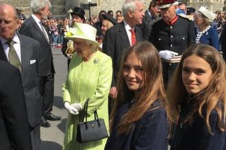 Κόρες γνωστής Ελληνίδας πήγαν λουλούδια στη βασίλισσα Ελισάβετ!