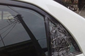 Αγρίνιο: Διαφώνησαν με ταξιτζή και του έσπασαν το ταξί με καρέκλες