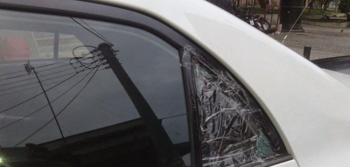 Αγρίνιο: Διαφώνησαν με ταξιτζή και του έσπασαν το ταξί με καρέκλες