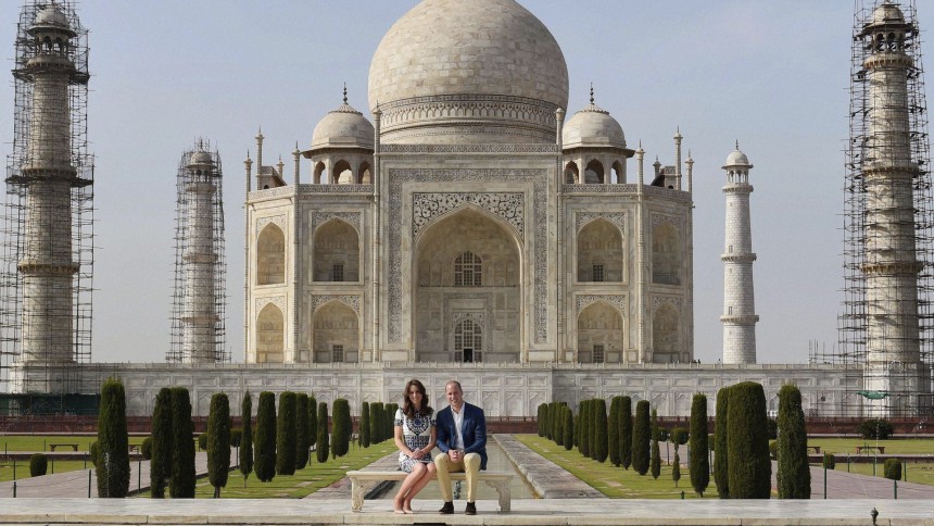 Κέητ και Γουίλιαμ στο παγκάκι που κάθησε η Νταϊάνα στο Ταζ Μαχάλ