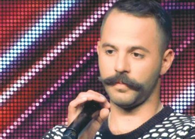 Ο 26χρονος με το μουστάκι από την Αμαλιάδα που ξεσήκωσε το X-Factor - ΔΕΙΤΕ ΒΙΝΤΕΟ