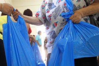 Πάτρα: Κοτόπουλα αντί αρνιά διένειμε η Τράπεζα Τροφίμων στους άπορους - Δείτε τι συνέβη