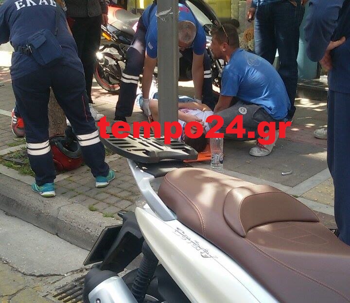 Πάτρα: Ένα ακόμη τροχαίο στο κέντρο της πόλης! Σύγκρουση οχήματος με δίκυκλο - ΔΕΙΤΕ ΦΩΤΟΓΡΑΦΙΕΣ