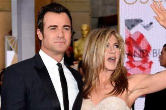 Εξαλλη η Ανιστον: Eπιασε στα πράσα τον άνδρα της να μιλά με την πρώην του