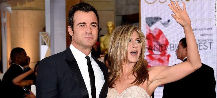 Εξαλλη η Ανιστον: Eπιασε στα πράσα τον άνδρα της να μιλά με την πρώην του