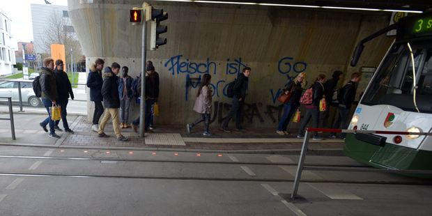 Εξοπλίζουν με κόκκινα LED τις διαβάσεις για να μη σκοτώνονται όσοι δεν σηκώνουν τα μάτια τους από το κινητό