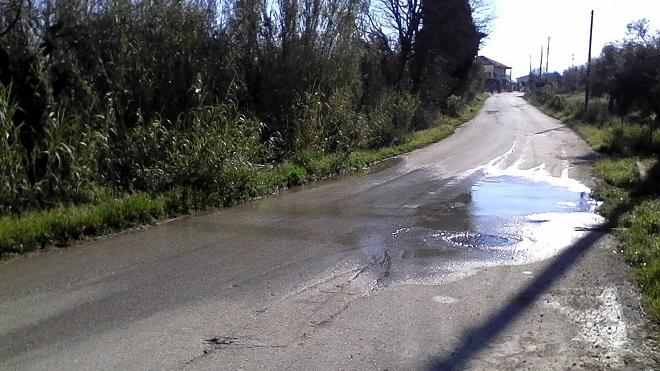 Αναστάτωση από διαρροή λυμάτων στο δρόμο της Πατρών Κλάους - Στο σημείο Αστυνομία, ΔΕΥΑΠ και κλιμάκιο τεχνικών της Περιφέρειας