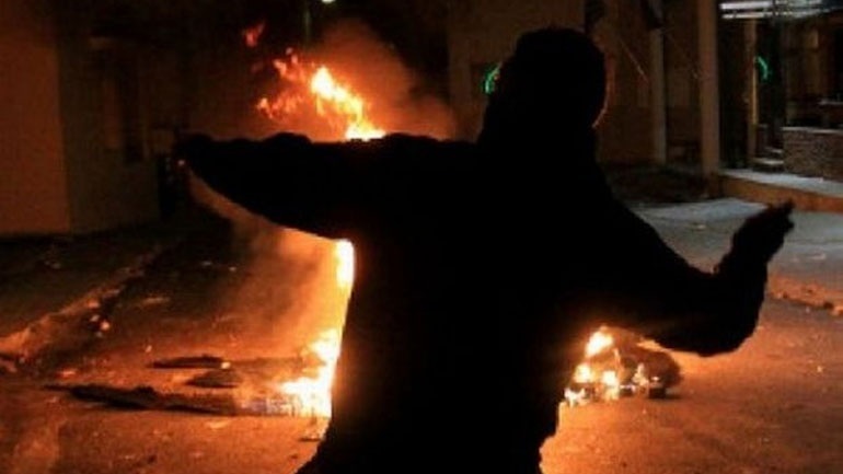 Επίθεση με μολότοφ σε διμοιρία των ΜΑΤ κοντά στα γραφεία του ΠΑΣΟΚ