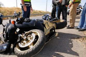 Πατρών - Αθηνών: Μια νεκρή και δύο τραυματίες σε τροχαίο με μοτοσικλέτες