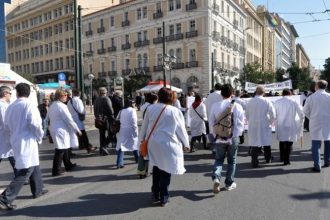 Απειλούνται με πειθαρχική διώξη οι γιατροί-βουλευτές που θα ψηφίσουν το ασφαλιστικό νομοσχέδιο