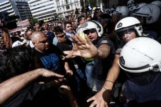 Ένταση και συνθήματα εναντίον του Τσίπρα στη συγκέντρωση των λιμενεργατών - ΦΩΤΟΓΡΑΦΙΕΣ - ΒΙΝΤΕΟ