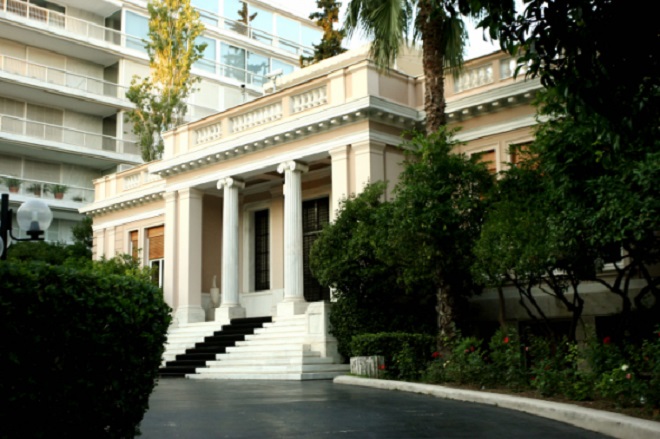 Το Μαξίμου απαντά στον Μητσοτάκη: Κρυπτόμενος δεν πείθει κανέναν