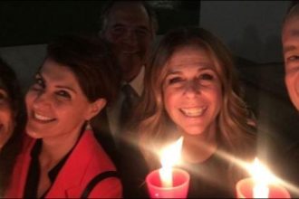 "Χριστός Ανέστη" από τον Τομ Χανκς και τη Νία Βαρντάλος στα ελληνικά - ΔΕΙΤΕ ΦΩΤΟΓΡΑΦΙΕΣ