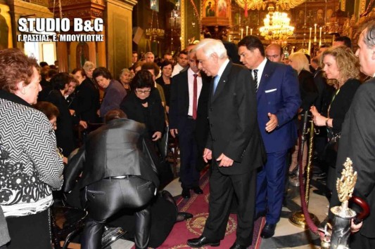 Ηλικιωμένη σωριάστηκε στα πόδια του Παυλόπουλου ΦΩΤΟΓΡΑΦΙΑ